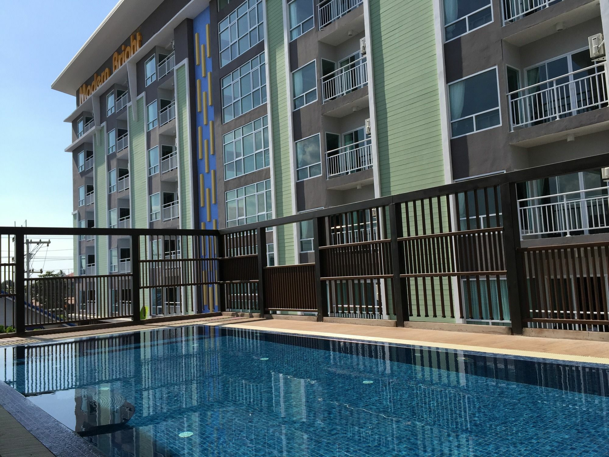 Aparthotel Modernbright Laemchabang Bang Lamung Exteriér fotografie